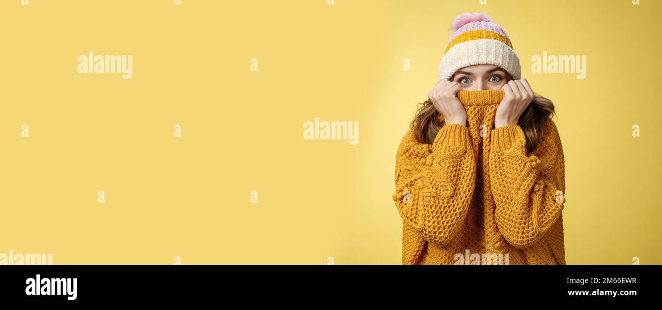 Affascinante giocoso carismatico ragazza nascondere faccia tirare il  maglione naso allargare gli occhi sorpreso felice sciocco intorno  divertirsi godendo vacanza invernale Foto stock - Alamy