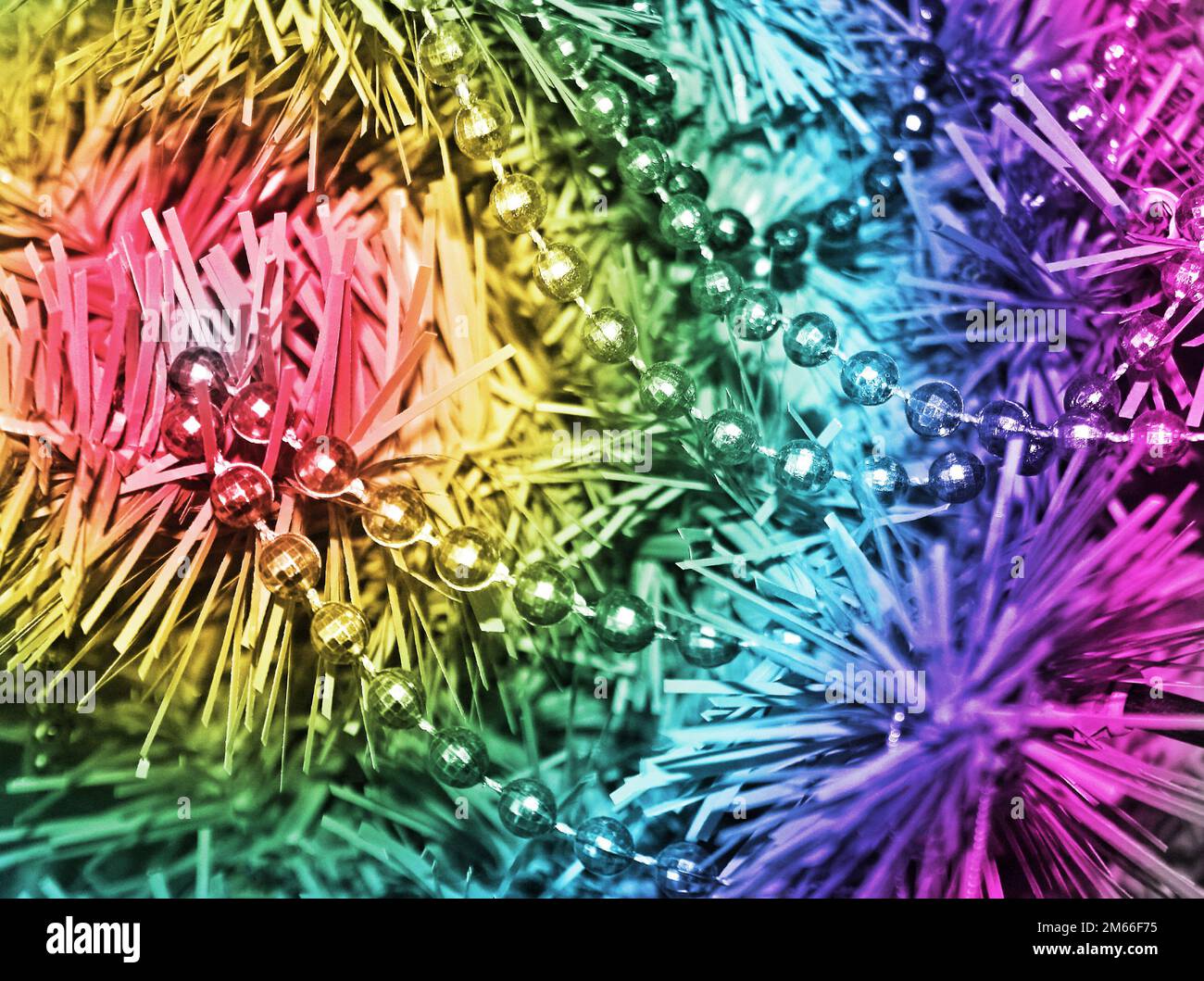 Ciocche di perle drappate sui rami di un albero artificiale Foto Stock