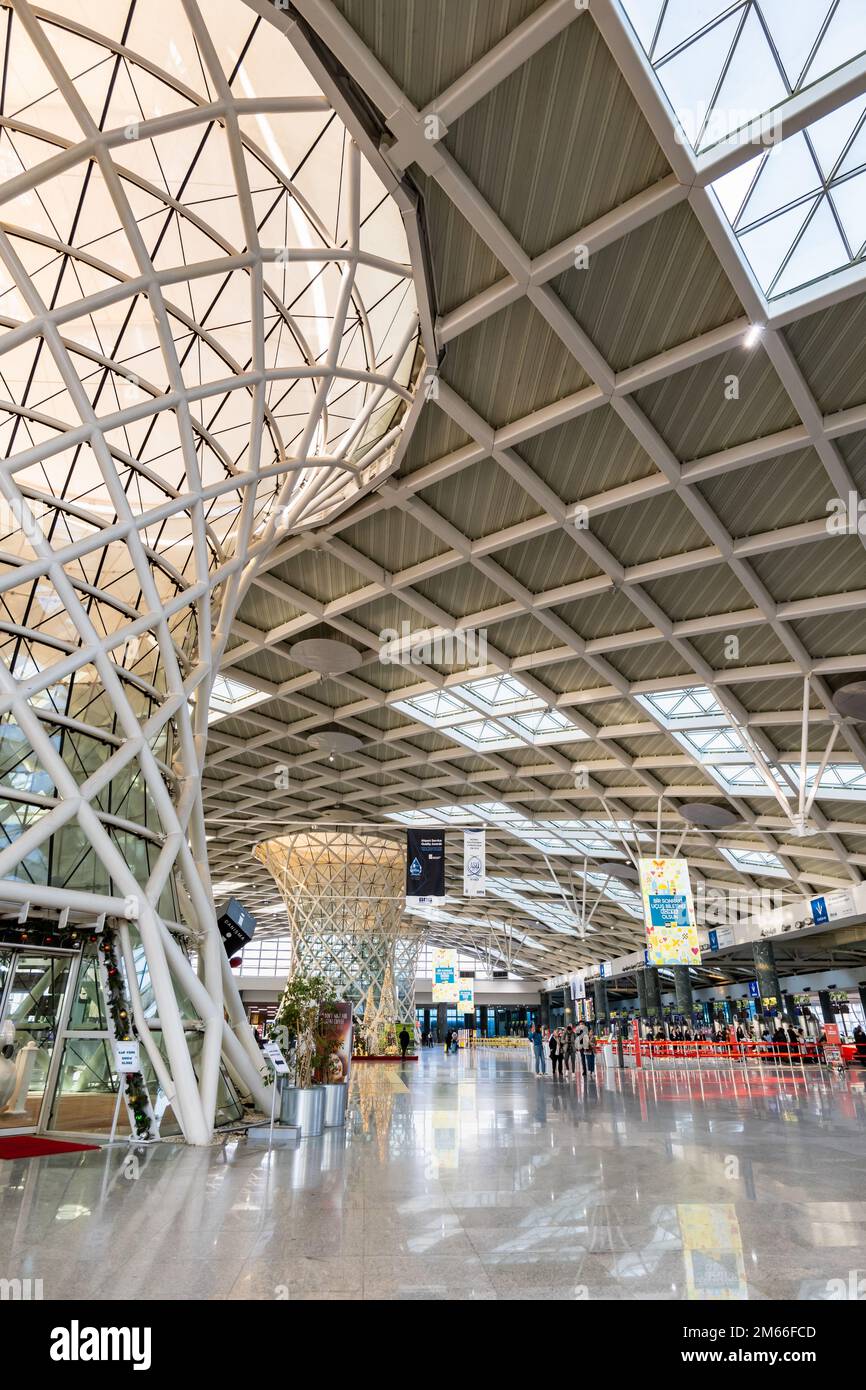 Izmir, Turchia - Dicembre 2022: Izmir Adnan Menderes aeroporto partenza terminal architettura. L'aeroporto di Smirne è uno degli aeroporti più trafficati della Turchia. Foto Stock
