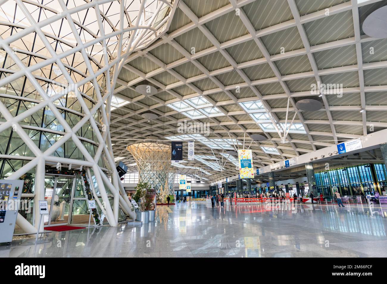 Izmir, Turchia - Dicembre 2022: Izmir Adnan Menderes aeroporto partenza terminal architettura. L'aeroporto di Smirne è uno degli aeroporti più trafficati della Turchia. Foto Stock