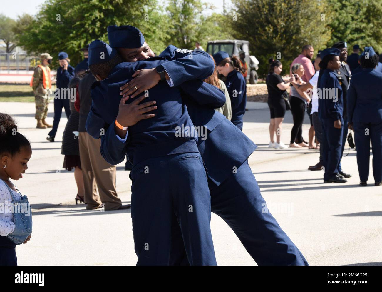 Più di 600 Airmen e Guardiani assegnati al 321 Training Squadron si sono laureati alla Basic Military Training il 7 aprile 2022, presso la Joint base di San Antonio-Lackland, Texas. Todd Dyer, comandante dell'ala della base aerea del 99th, e il capo maestro Sgt. Trey Morgan III, capo del comando dell'ala della base aerea del 99th, hanno rivisto la cerimonia. Foto Stock