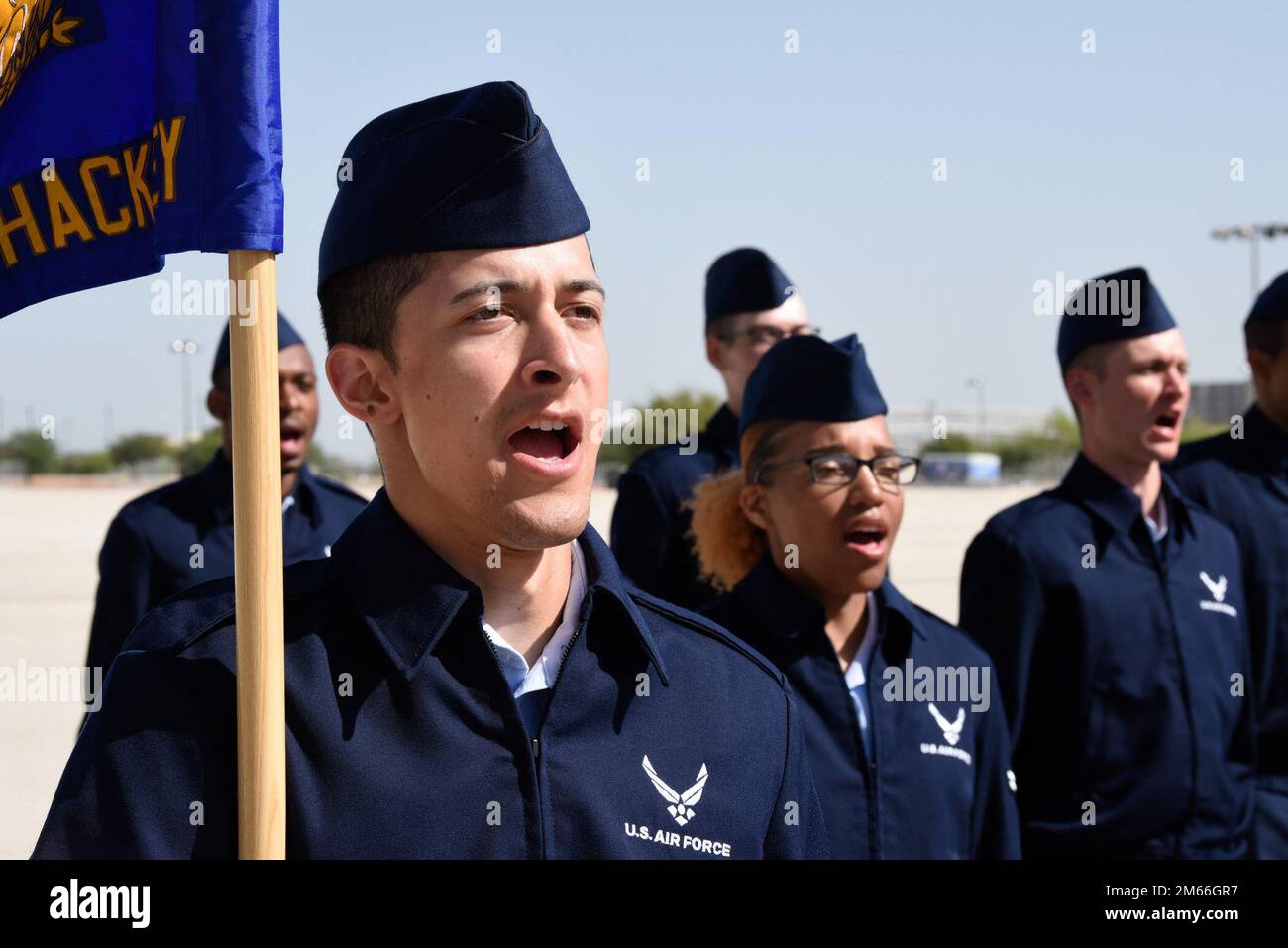 Più di 600 Airmen e Guardiani assegnati al 321 Training Squadron si sono laureati alla Basic Military Training il 7 aprile 2022, presso la Joint base di San Antonio-Lackland, Texas. Todd Dyer, comandante dell'ala della base aerea del 99th, e il capo maestro Sgt. Trey Morgan III, capo del comando dell'ala della base aerea del 99th, hanno rivisto la cerimonia. Foto Stock