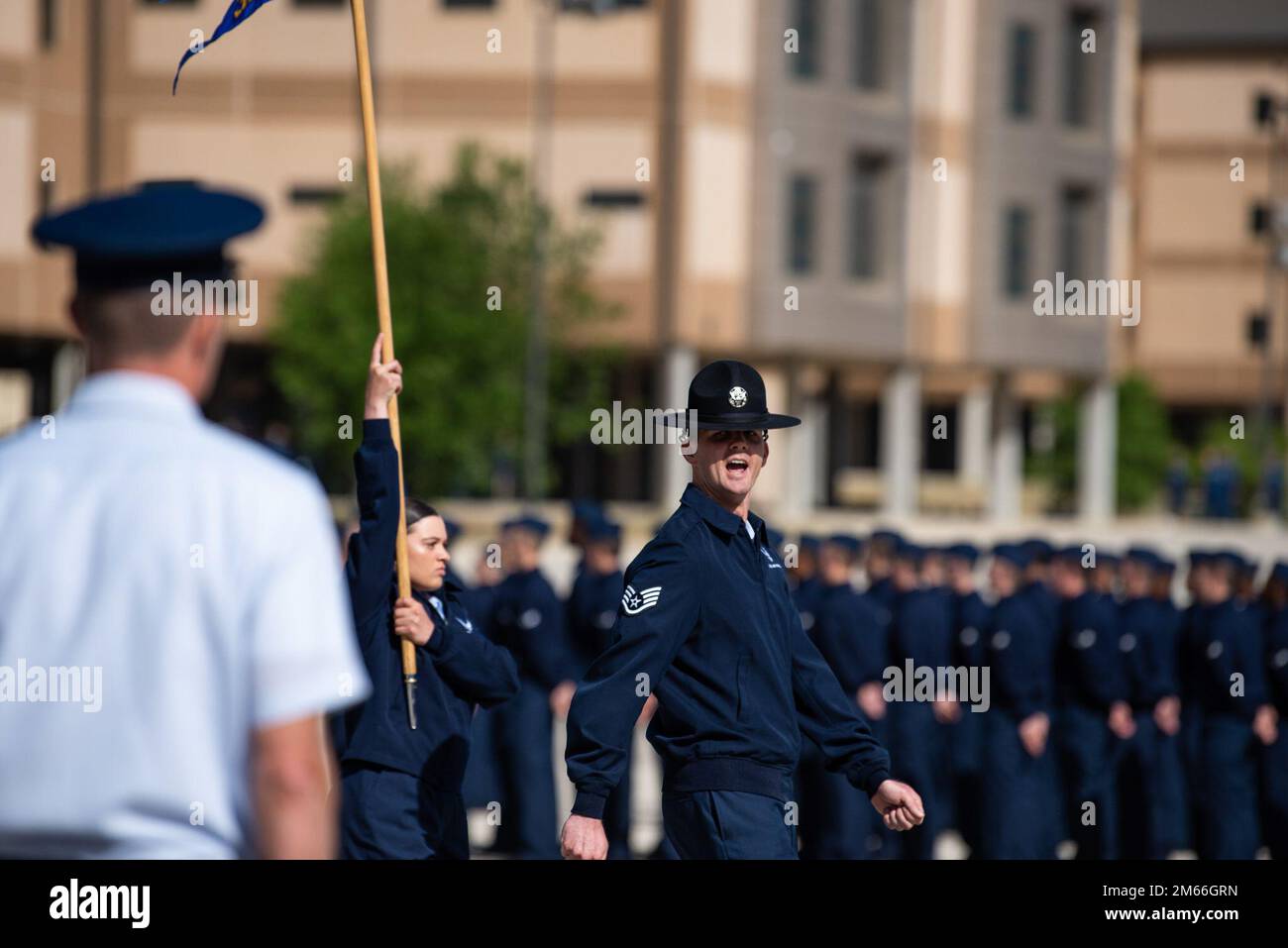 Più di 600 Airmen e Guardiani assegnati al 321 Training Squadron si sono laureati alla Basic Military Training il 7 aprile 2022, presso la Joint base di San Antonio-Lackland, Texas. Todd Dyer, comandante dell'ala della base aerea del 99th, e il capo maestro Sgt. Trey Morgan III, capo del comando dell'ala della base aerea del 99th, hanno rivisto la cerimonia. Foto Stock