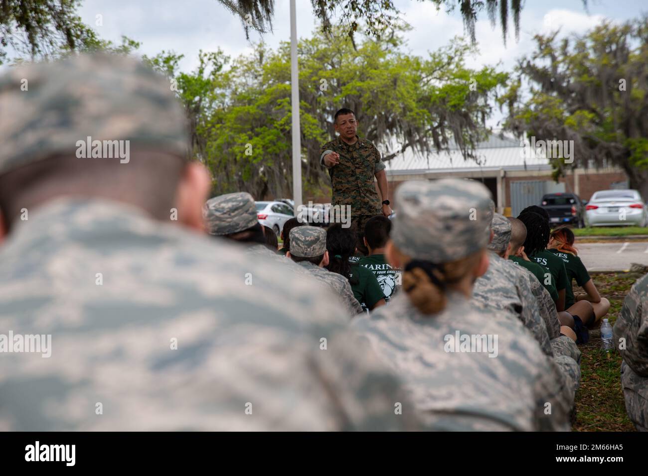 STATI UNITI Il Marine Corps Lt. Col. José L. Montalván, il funzionario distrettuale addetto alle operazioni di reclutamento per 6th Marine Corps District, si rivolge agli studenti Junior ROTC della Gar-Field High School, Woodbridge, Virginia, e della Wayne High School, Huber Heights, Ohio, al Marine Corps Recruit Depot Parris Island, South Carolina, 7 aprile 2022. I cadetti hanno visitato MCRD Parris Island per vedere una foto istantanea della vita come reclutamento di un corpo Marino e saperne di più sulla storia del corpo Marino. Foto Stock