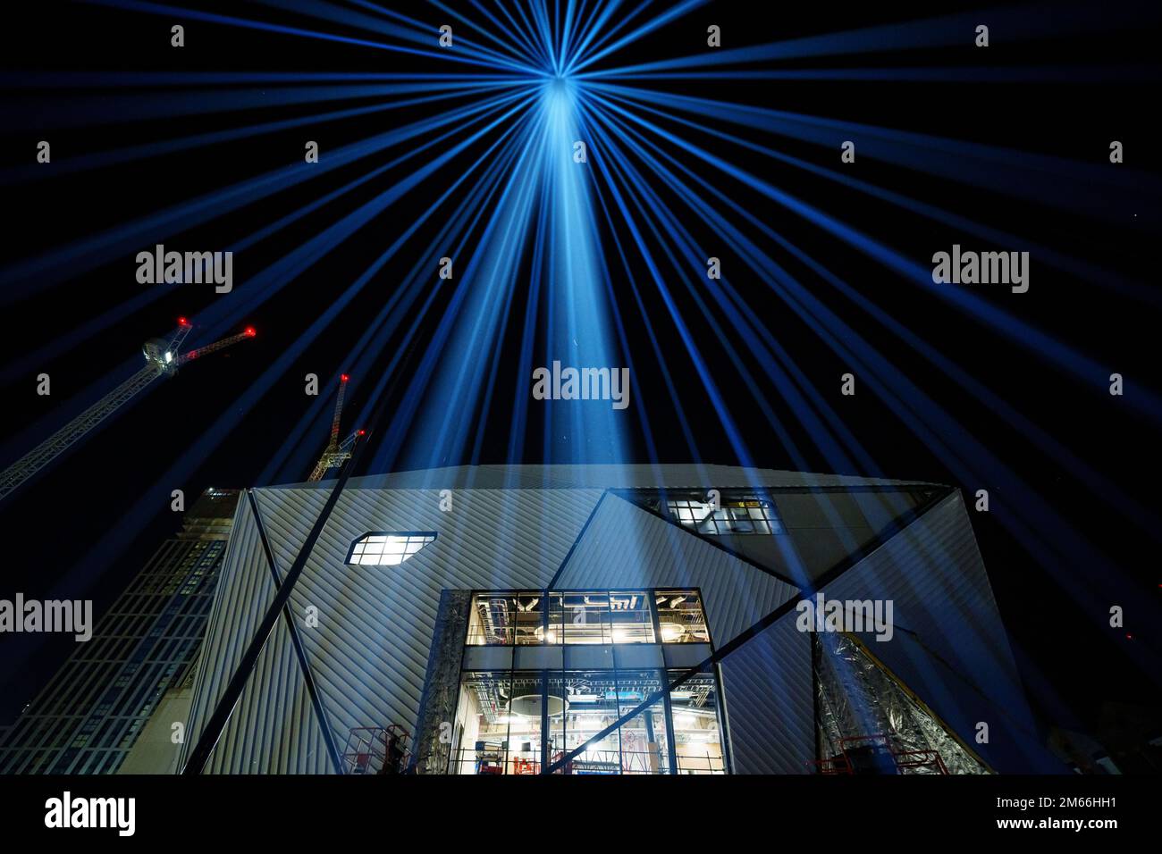 Manchester, Regno Unito, 2nd gennaio 2023. Un'installazione artistica intitolata First Breath progettata dall'artista visivo Luke Jerram e che funge da rappresentazione visiva della nuova vita a Manchester è vista sopra Factory International, uno spazio culturale attualmente in costruzione in città. Quando sarà finito alla fine del 2023 Factory International sarà la sede permanente del Manchester International Festival, Manchester, Regno Unito. Credit: Jon Super/Alamy Live News. Foto Stock
