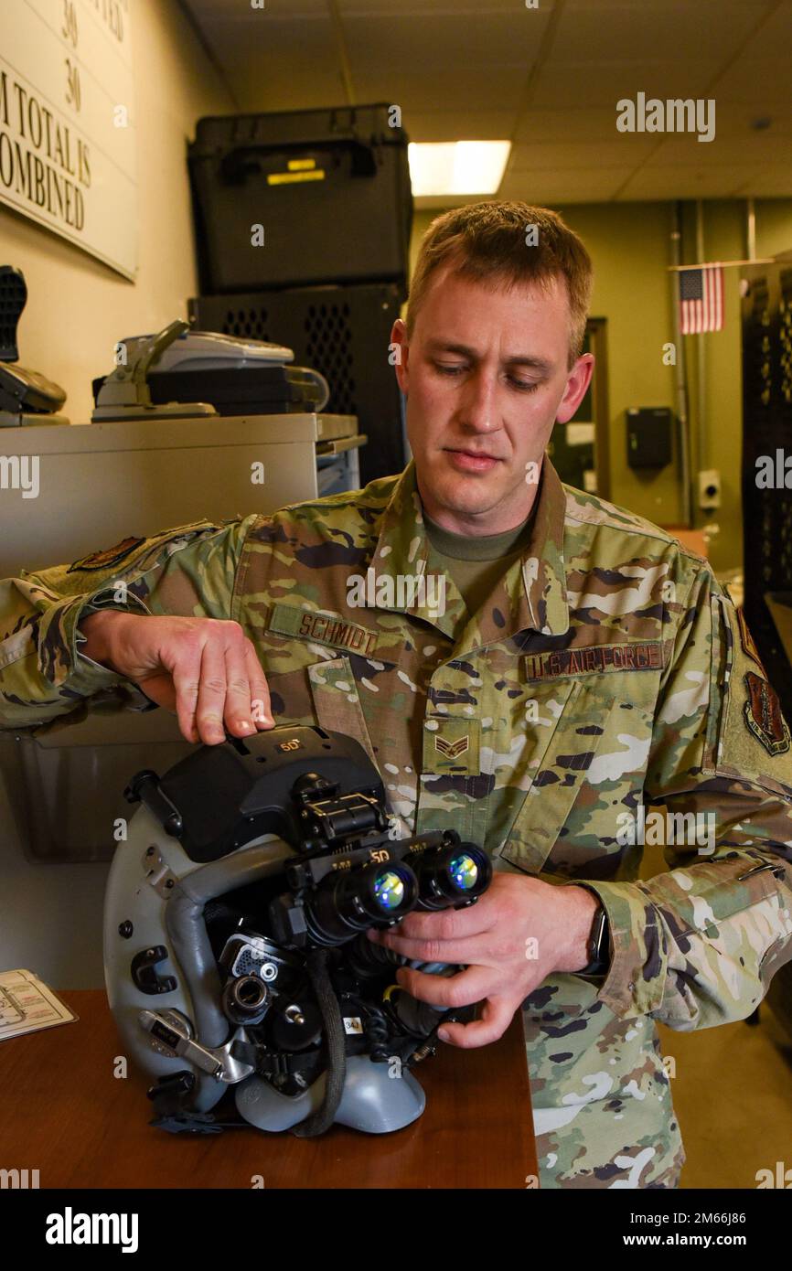 STATI UNITI Air National Guard Airman 1st Class Cory Schmidt, tecnico di attrezzature di volo dell'equipaggio, 114th Fighter Wing, completa un'ispezione preflight di un Joint Helmet Mounted Cueing System (JHMCS) durante il corso Weapons and Tactics Instructor (WTI) 2-22 alla Marine Corps Air Station Yuma, Ariz., 7 aprile 2022. WTI è un evento di formazione di sette settimane ospitato da Marine Aviation Weapons and Tactics Squadron One, che fornisce formazione tattica avanzata standardizzata e la certificazione delle qualifiche di istruttore di unità per sostenere la formazione e la preparazione dell'aviazione marina, e assiste nello sviluppo e nell'impiego di aviatio Foto Stock