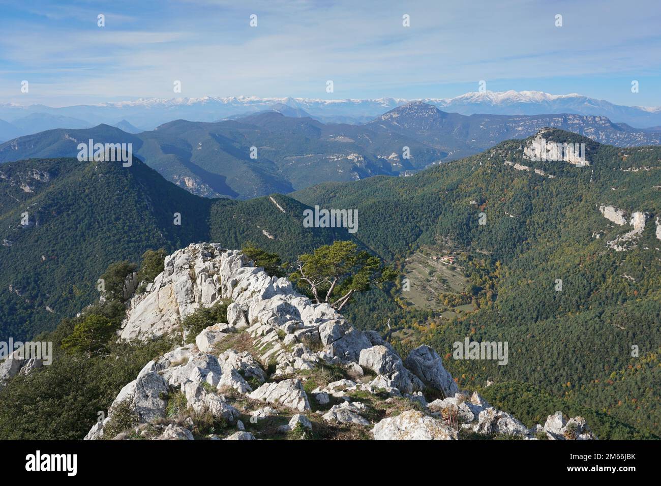 Paesaggio dalla cima del Mare de Deu del Mont con la catena montuosa dei Pirenei sullo sfondo, alta Garrotxa, Catalogna, Spagna Foto Stock