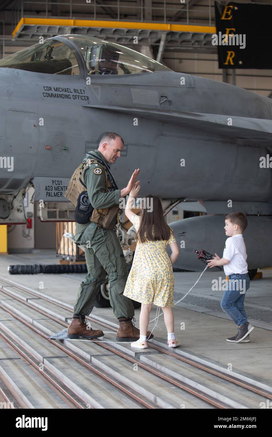 STATI UNITI Navy CMdR. Michael Riley, l'imminente comandante ufficiale di Strike Fighter Squadron 115 (VFA-115), rivela la sua targa di nome come comandante ufficiale durante una cerimonia ufficiale di cambio di comando alla Stazione aerea del corpo dei Marine Iwakuni, Giappone, 7 aprile 2022. Durante la cerimonia, Young è stato sollevato dal CMdR. Michael Riley. Il VFA-115 è uno squadrone da combattimento F/A-18E Super Hornet Strike, assegnato alla Carrier Air Wing (CVW) 5, operante da MCAS Iwakuni. CVW-5 viene distribuita alla stazione aerea a sostegno della sicurezza e della stabilità in tutto il territorio dell'Indo-Pacifico. (STATI UNITI Corpo marino phot di Lance CPL. Cala Foto Stock