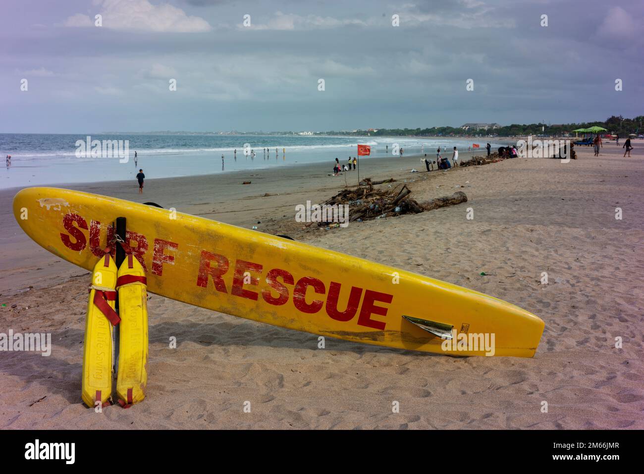 Spiaggia di Kuta con tavola di salvataggio surf. Foto Stock