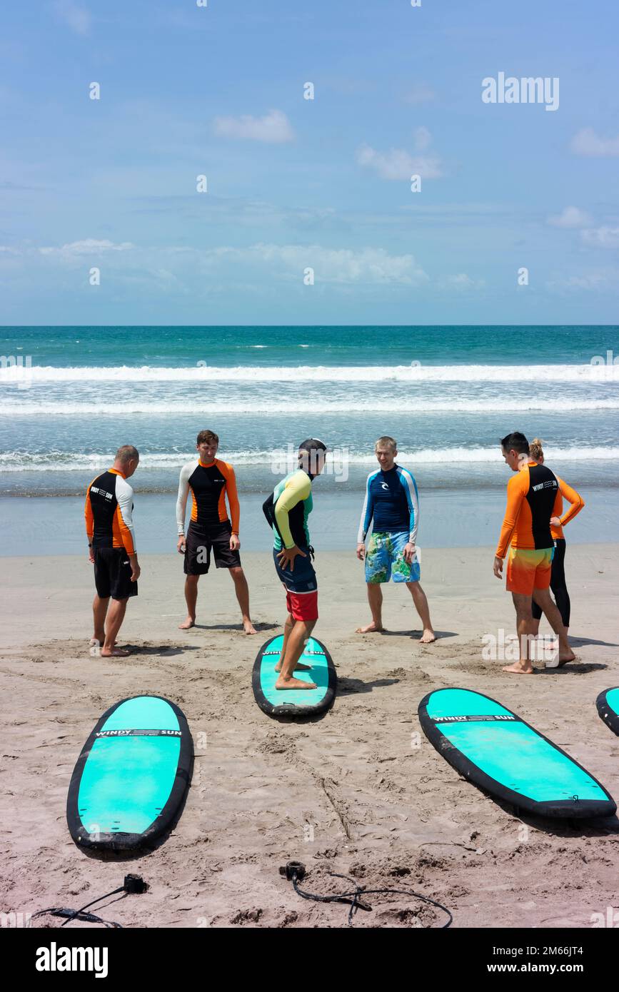 I turisti hanno una lezione di surf. Foto Stock