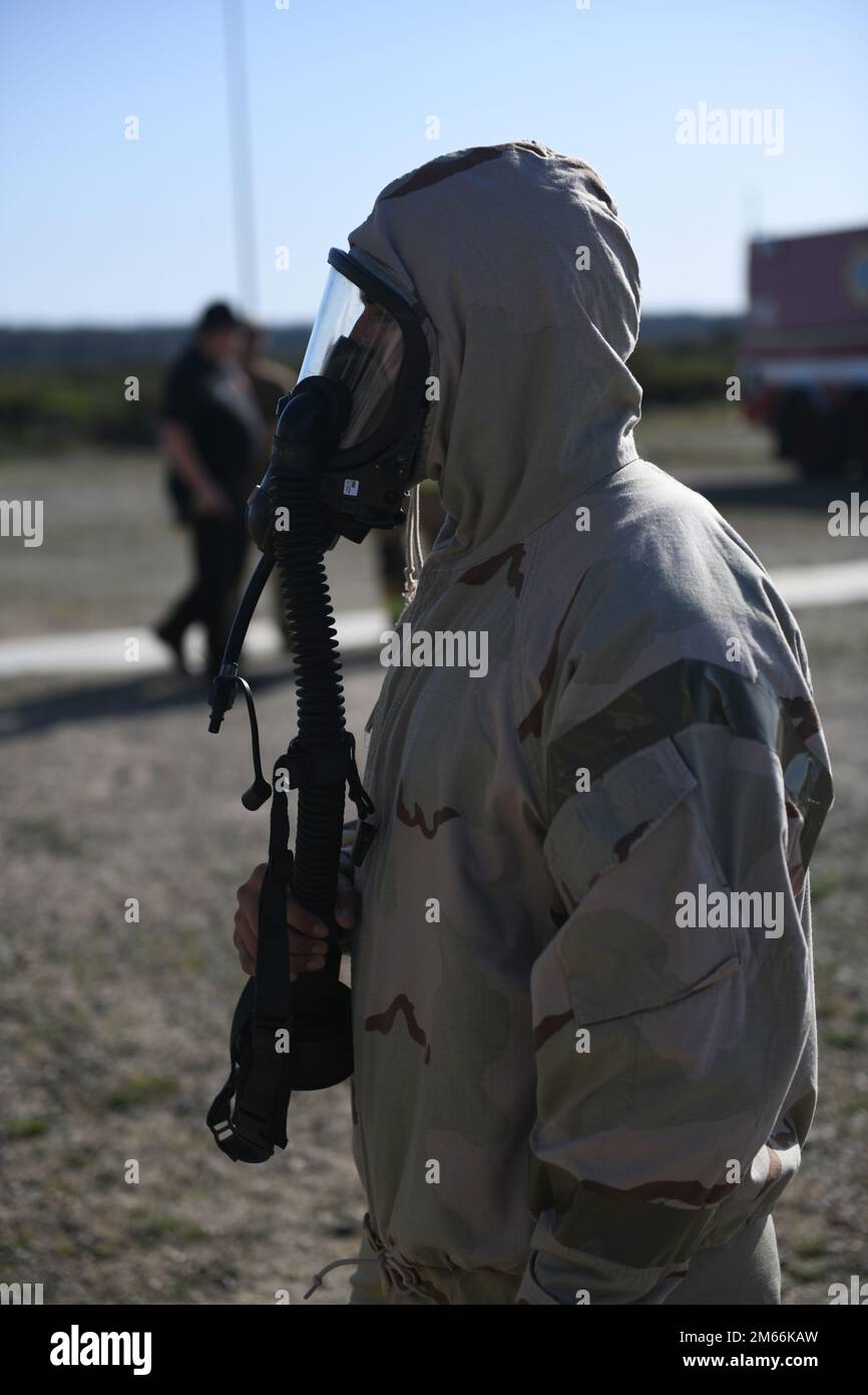 Staff Sgt. Jonathan Martinez, 30th vigili del fuoco CES, dons mission oriented Protective Posture (MOPP), equipaggiamento di livello quattro prima di indossare un equipaggiamento antincendio per l'esercizio di addestramento congiunto del gruppo di preparazione al fuoco integrato sulla base della forza spaziale Vandenberg, California, 7 aprile 2022. I vigili del fuoco che indossano la JFIRE trasportano circa 75 libbre di attrezzatura quando rispondono alle emergenze. Foto Stock