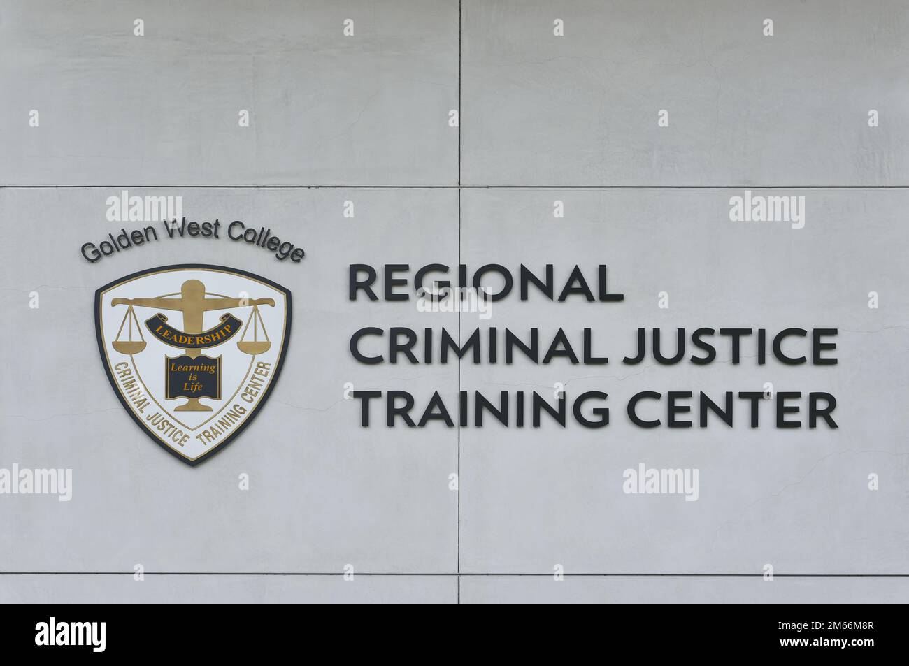 HUNTINGTON BEACH, CALIFORNIA - 01 GENNAIO 2023: Primo piano del cartello del Regional Criminal Justice Training Center sul campus del Golden West College. Foto Stock