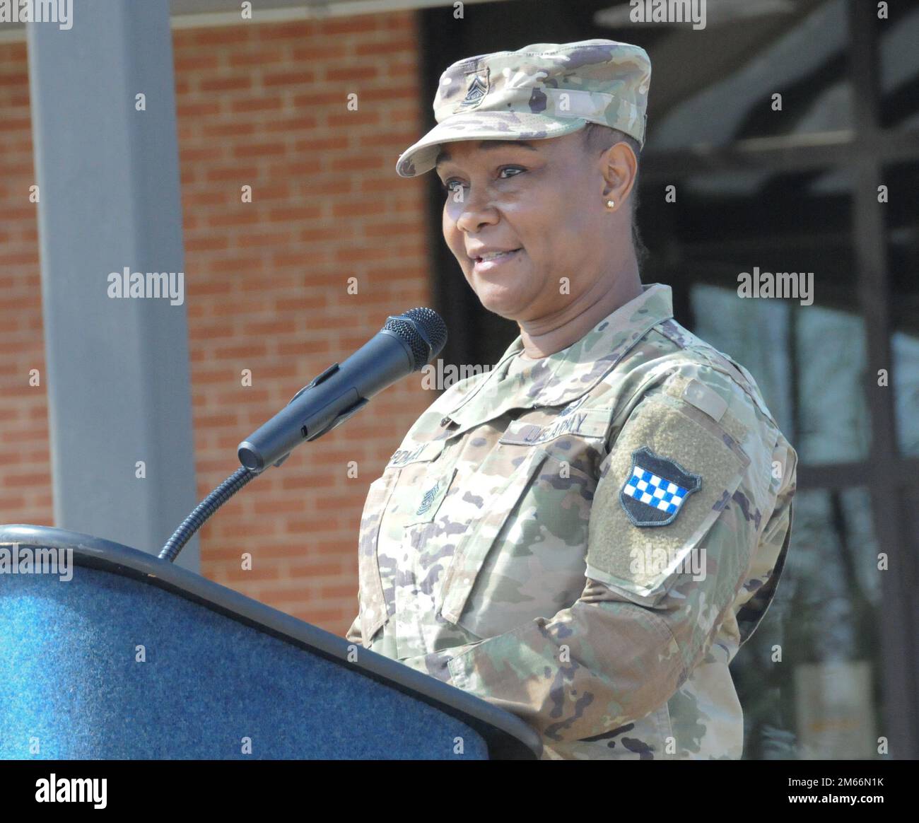 Il comando Sgt. Maj. Subretta L. Pompey divenne il leader senior degli Stati Uniti La 99th° Divisione di preparazione della Riserva dell'esercito aprile 8 durante una cerimonia di assunzione di responsabilità presso la sede centrale della divisione nella base mista McGuire-Dix-Lakehurst, New Jersey. Pompey è la prima afroamericana e la prima donna a servire in questa posizione durante i 80 anni di storia del 99th, che risale alla Divisione di Fanteria del 99th nella seconda guerra mondiale Foto Stock