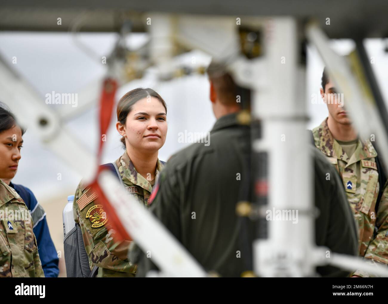 I cadetti del corpo di addestramento ufficiale della Yale Air Force Reserve fanno un tour della 104th Fighting Wing, 8 aprile 2022, alla base della Guardia Nazionale dell'Aeronautica di Barnes, Massachusetts. Il tour ha rafforzato il rapporto tra il programma AFROTC e i membri della base, dando anche ai cadetti l'opportunità di conoscere la Guardia Nazionale aerea. Foto Stock