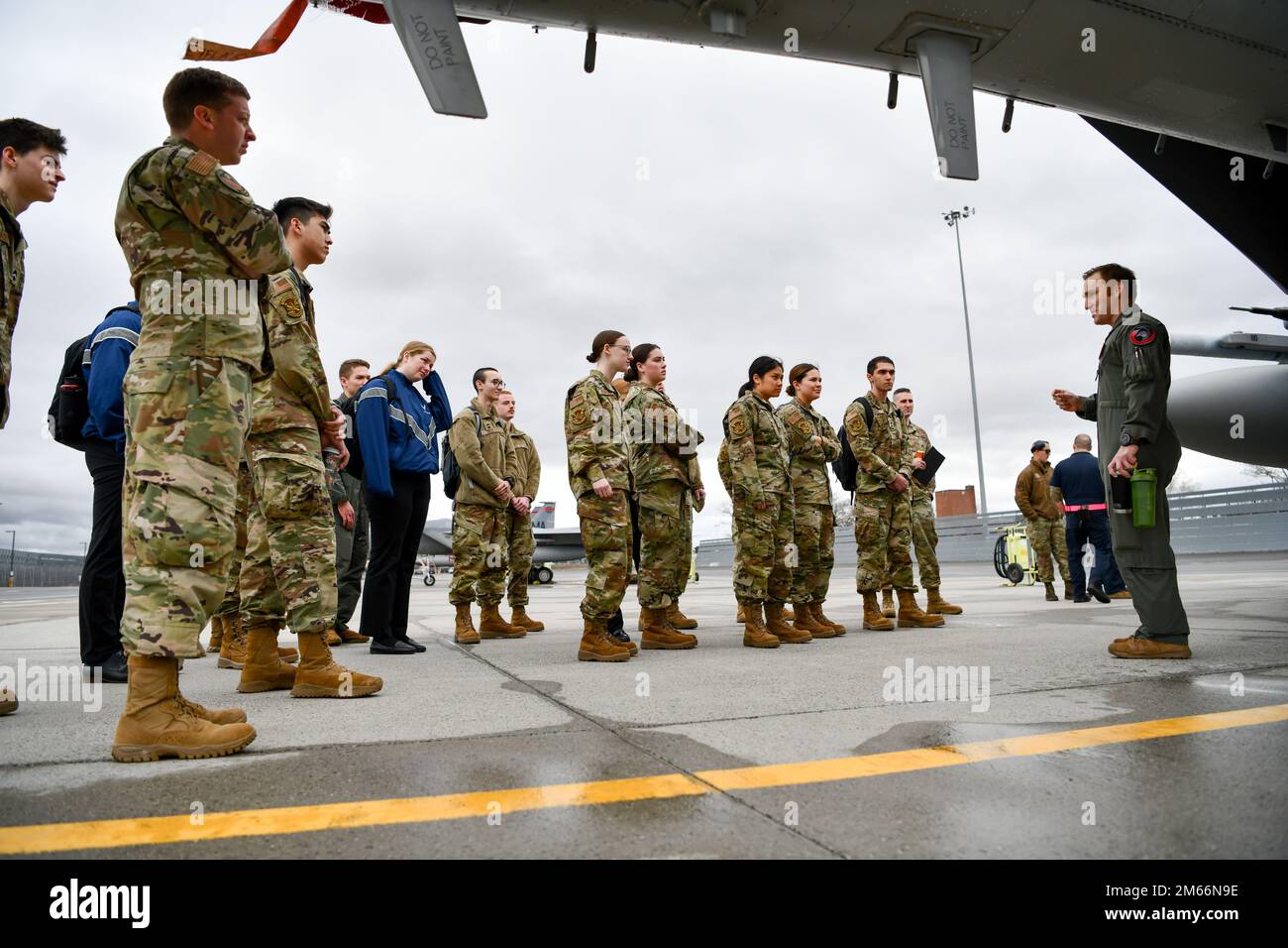 I cadetti del corpo di addestramento ufficiale della Yale Air Force Reserve fanno un tour della 104th Fighting Wing, 8 aprile 2022, alla base della Guardia Nazionale dell'Aeronautica di Barnes, Massachusetts. Il tour ha rafforzato il rapporto tra il programma AFROTC e i membri della base, dando anche ai cadetti l'opportunità di conoscere la Guardia Nazionale aerea. Foto Stock