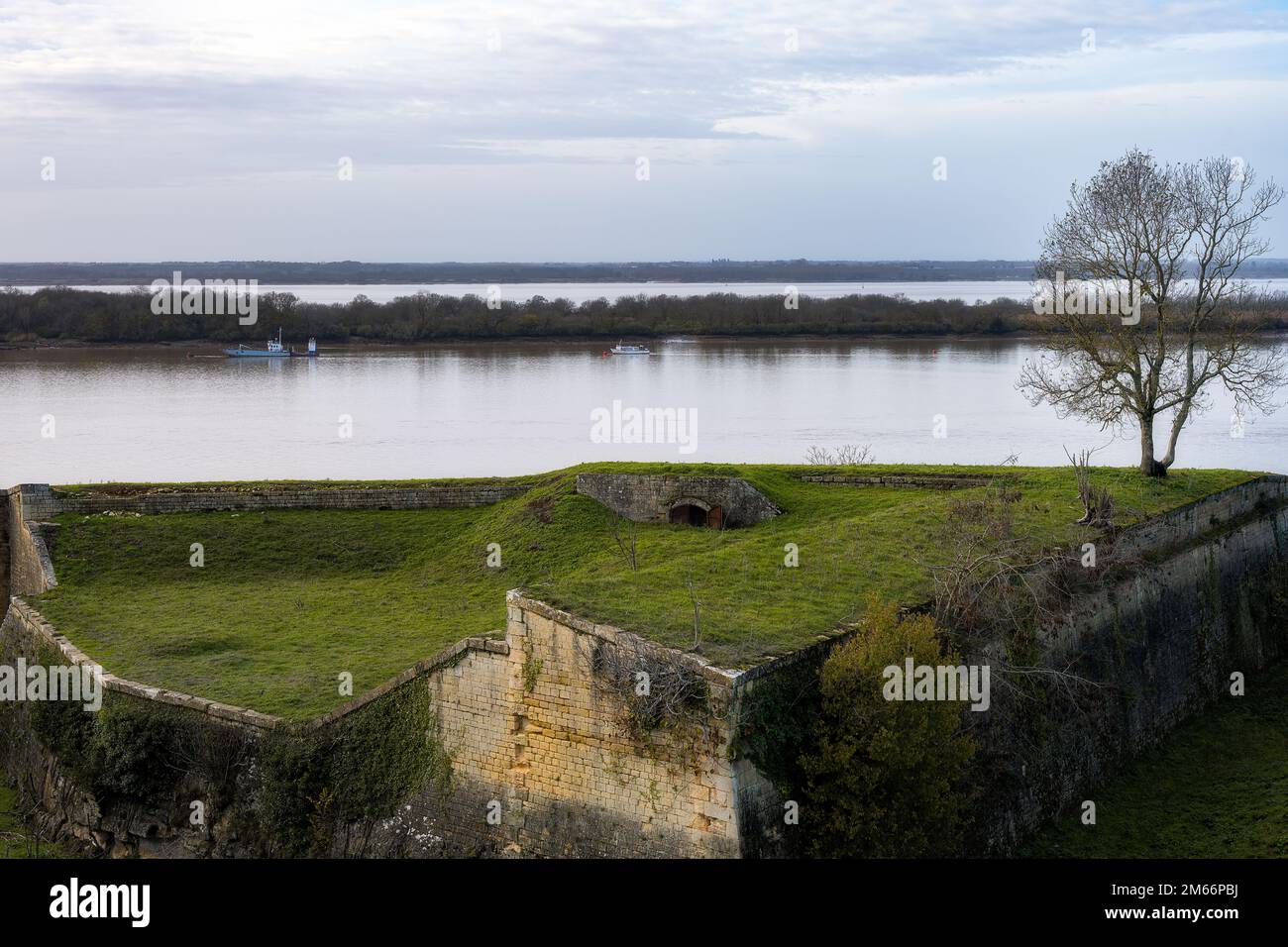 Blaye fortificazioni sull'estuario della Gironda in un pomeriggio d'autunno, Nouvelle-Aquitaine, Francia Foto Stock