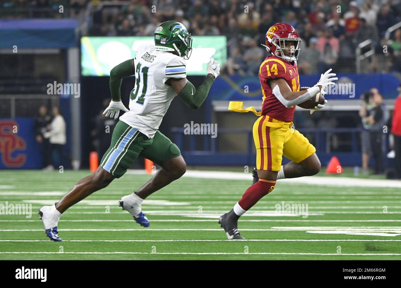 Arlington, Stati Uniti. 02nd Jan, 2023. Il Tulane's Larry Brooks segue il Raleek Brown della USC nel 2023 Goodyear Cotton Bowl Classic lunedì 2 gennaio 2023 all'AT&T Stadium di Arlington, Texas. Tulane sconfisse la USC 46-45. Foto di Ian Halperin/UPI Credit: UPI/Alamy Live News Foto Stock