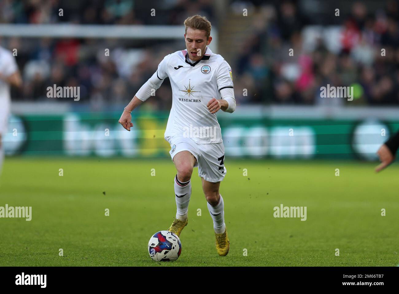 Swansea, Regno Unito. 02nd Jan, 2023. Ollie Cooper di Swansea City in azione. Partita di campionato EFL Skybet, Swansea City contro Burnley al Swansea.com° stadio di Swansea, Galles, lunedì 2nd gennaio 2023. Questa immagine può essere utilizzata solo per scopi editoriali. Solo per uso editoriale, licenza richiesta per uso commerciale. Non è utilizzabile nelle scommesse, nei giochi o nelle pubblicazioni di un singolo club/campionato/giocatore. pic di Andrew Orchard/Andrew Orchard sports photography/Alamy Live news Credit: Andrew Orchard sports photography/Alamy Live News Foto Stock