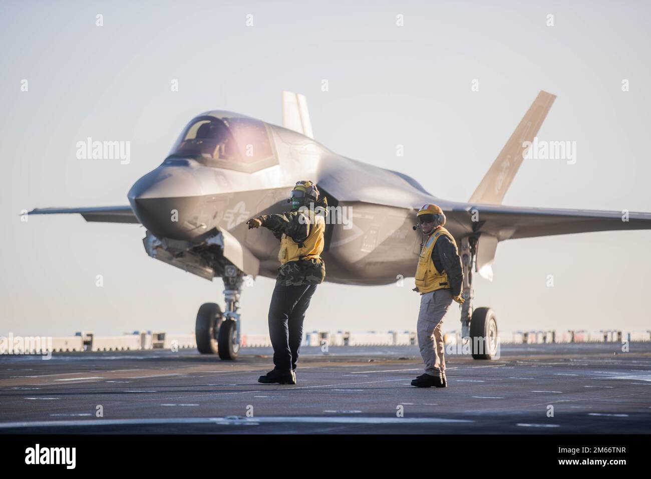 220408-N-CZ759-1169 OCEANO PACIFICO (8 aprile 2022) – un aereo F-35B Lightning II attaccato a Marine Fighter Attack Squadron (VMFA) 122 tassie sul ponte di volo a bordo di una nave d'assalto anfibia USS Tripoli (LHA 7), aprile 8. Tripoli sta conducendo operazioni di routine nella U.S. 3rd Fleet. Foto Stock