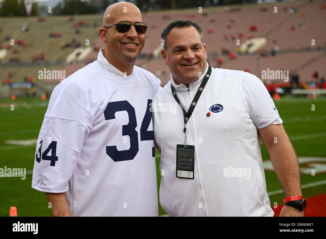 Il Vice Presidente dello Stato di Penn per l'atletica intercollegiata Dr. Patrick Kraft e il Capo allenatore dei Lions di Penn state Nittany James Franklin (a sinistra) posano prima del Th Foto Stock