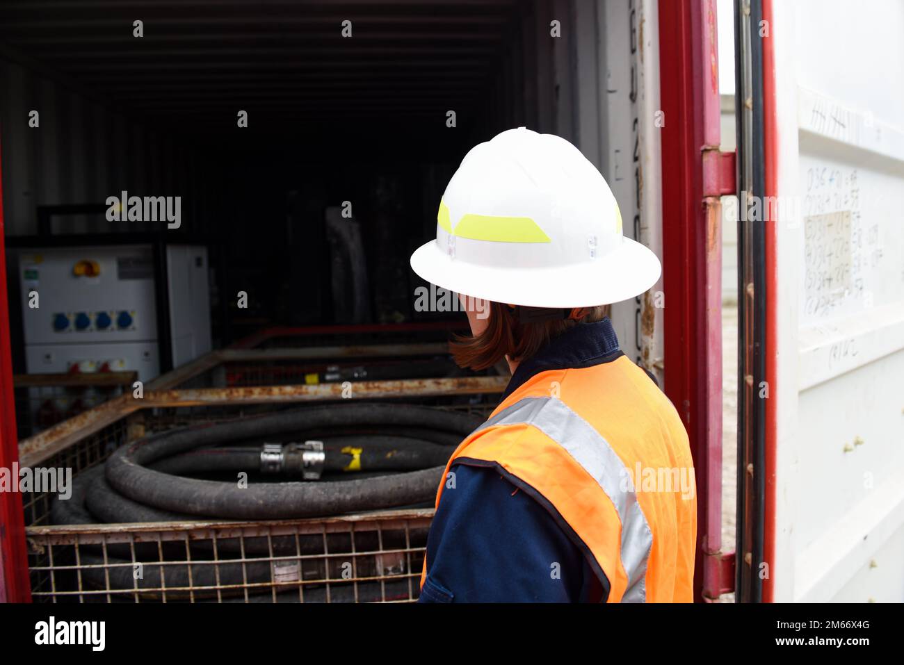 STATI UNITI Coast Guard Petty Officer 2nd Class Natalie Smith, un tecnico di scienze marine collegato alla Marine Safety Unit Cleveland, conduce ispezioni in container il 8 aprile 2022 al porto di Cleveland. La Guardia Costiera effettua ispezioni sui contenitori di spedizione per verificare la presenza di materiali pericolosi non dichiarati e per garantire che i materiali siano imballati e spediti correttamente. Foto Stock