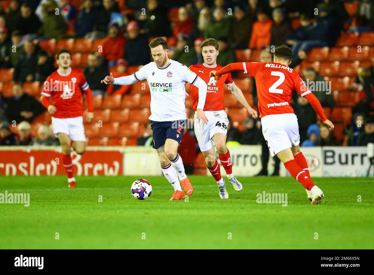 Oakwell Stadium, Barnsley, Inghilterra - 2nd gennaio 2023 Gethin Jones (2) di Bolton Wanderers cerca di allontanarsi da Luca Connell (48) e Jordan Williams (2) di Barnsley - durante il gioco Barnsley v Bolton Wanderers, Sky Bet League One, 2022/23, Oakwell Stadium, Barnsley, Inghilterra - 2nd gennaio 2023 Credit: Arthur Haigh/WhiteRosePhotos/Alamy Live News Foto Stock