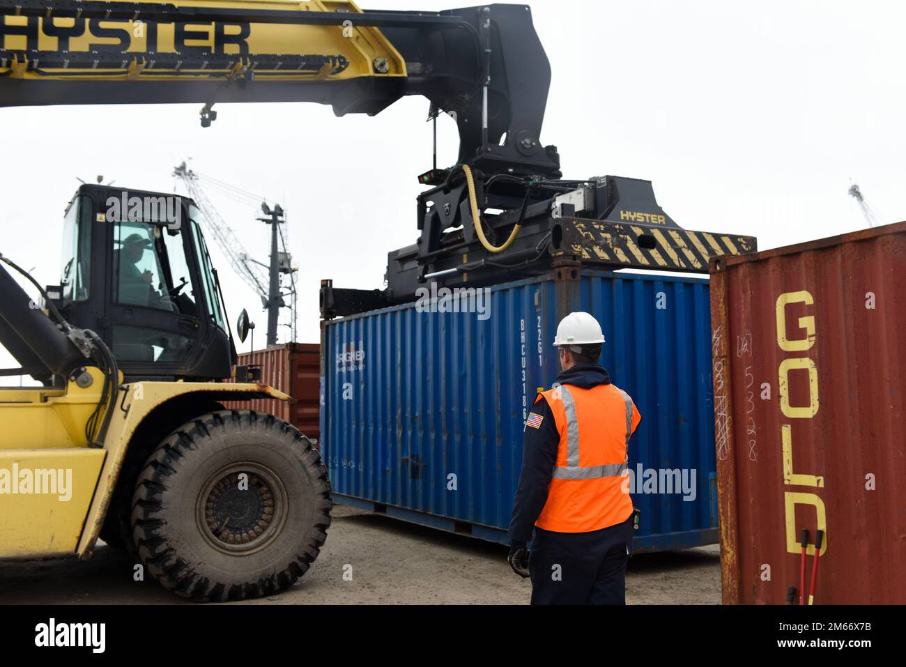 STATI UNITI Coast Guard Petty Officer 1st Class Cody Mayrer, un tecnico di scienze marine collegato alla Marine Safety Unit Cleveland, conduce ispezioni di contenitori di spedizione il 8 aprile 2022, al porto di Cleveland. La Guardia Costiera effettua ispezioni sui contenitori di spedizione per verificare la presenza di materiali pericolosi non dichiarati e per garantire che i materiali siano imballati e spediti correttamente. Foto Stock