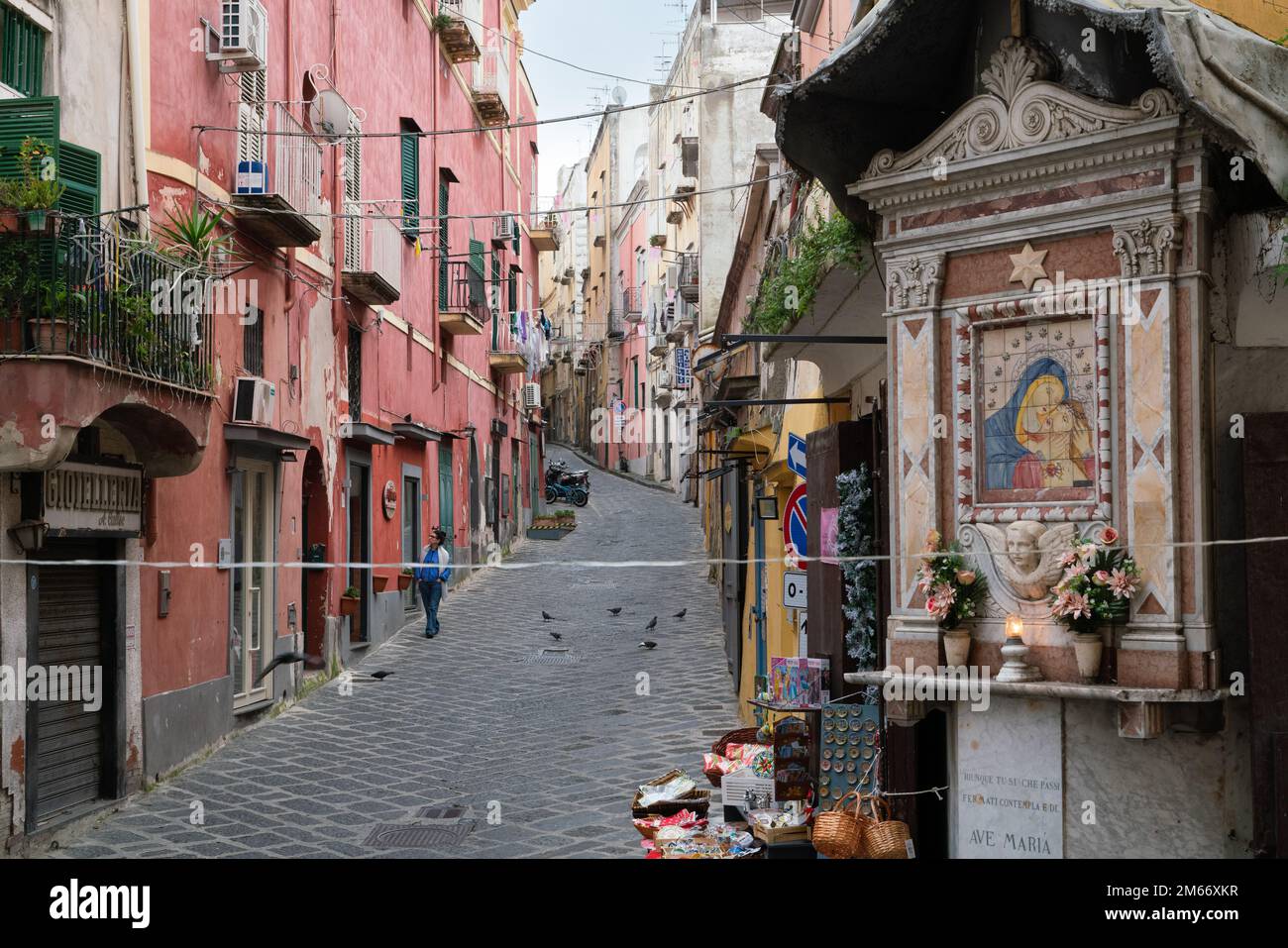 Procida è una delle Isole Flegreane al largo della costa di Napoli, nel sud dell'Italia Foto Stock