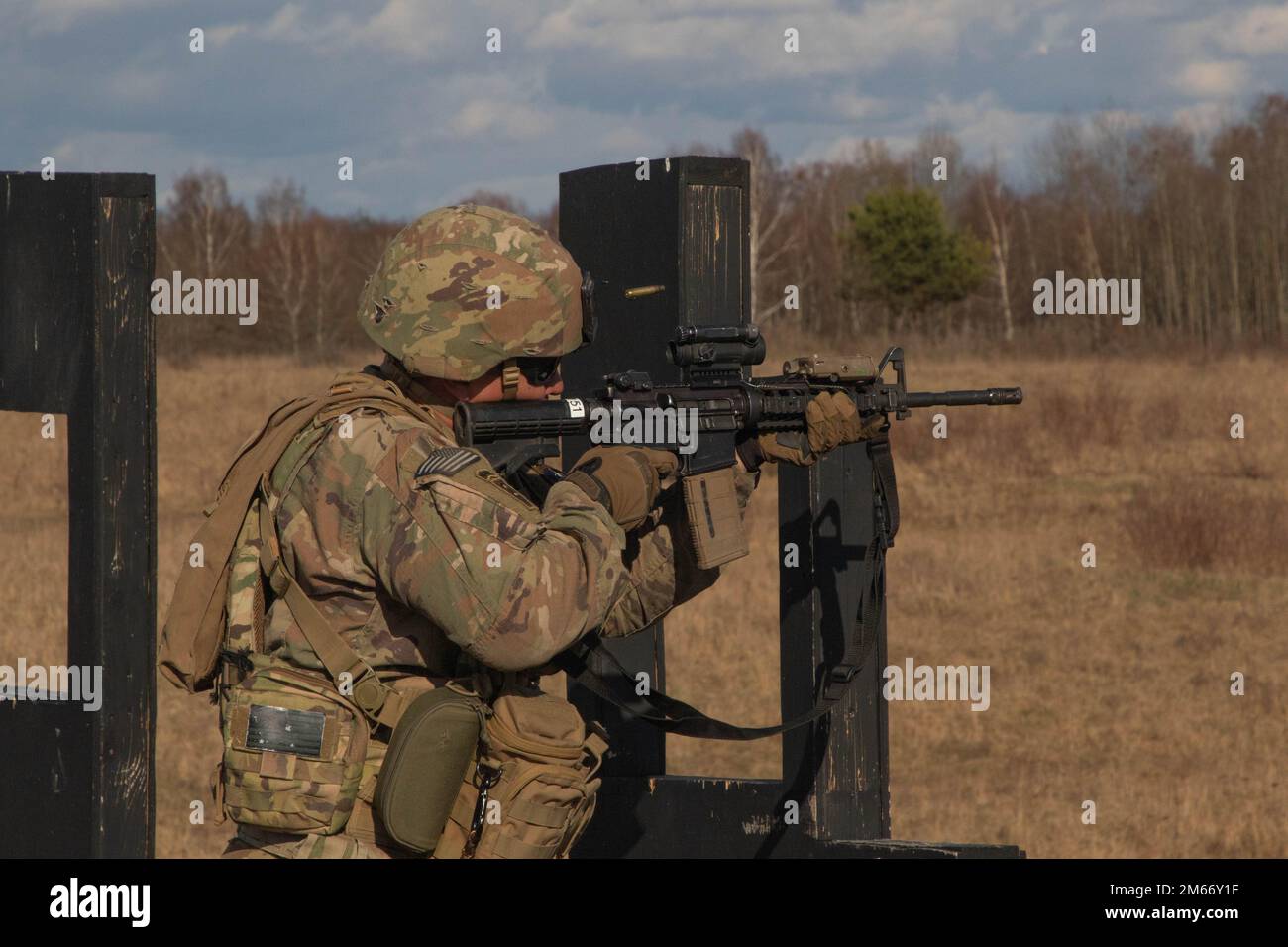 STATI UNITI I soldati assegnati a 1st battaglione, 185th reggimento di fanteria conducono un tavolo sei fuoco vivo 8 aprile presso la Bemowo Piskie Training Area, Polonia. La tabella sei è la tabella di qualificazione standard per tutti i soldati. Include la cottura in piedi, nelle posizioni prona sostenuta e non supportata, in ginocchio e in piedi. Foto Stock