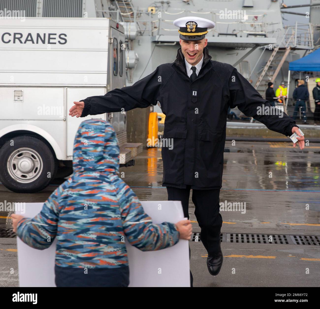 Un Sailor si riunisce con la sua famiglia dopo che il cacciatorpediniere missilistico guidato della classe Arleigh Burke USS McCampbell (DDG 85) è arrivato al suo nuovo homeport della Stazione Navale di Everett, Washington il 8 aprile 2022. Prima della delocalizzazione, la nave ha subito un lungo periodo di modernizzazione del deposito a Portland, Oregon, che ha avuto una durata superiore a 18 mesi. La modernizzazione includeva miglioramenti allo scafo, ai sistemi meccanici, alla tecnologia elettrica, alle comunicazioni wireless e agli aggiornamenti delle armi. Questa manutenzione ordinaria garantisce che la nave possa continuare ad essere in grado di svolgere le proprie funzioni per tutta la durata prevista. Foto Stock