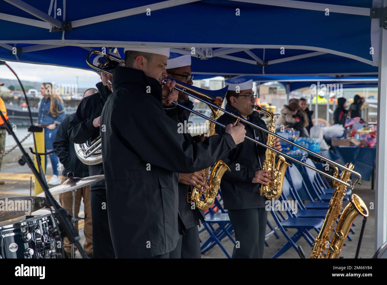 I marinai assegnati alla Navy Band Northwest si esibiscono come il cacciatorpediniere missilistico guidato della classe Arleigh Burke USS McCampbell (DDG 85) arriva al nuovo homeport of Naval Station Everett, Washington, 8 aprile 2022. Prima della delocalizzazione, la nave ha subito un lungo periodo di modernizzazione del deposito a Portland, Oregon, che ha avuto una durata superiore a 18 mesi. La modernizzazione includeva miglioramenti allo scafo, ai sistemi meccanici, alla tecnologia elettrica, alle comunicazioni wireless e agli aggiornamenti delle armi. Questa manutenzione ordinaria garantisce che la nave possa continuare ad essere in grado di svolgere le proprie funzioni per tutta la durata prevista. Foto Stock