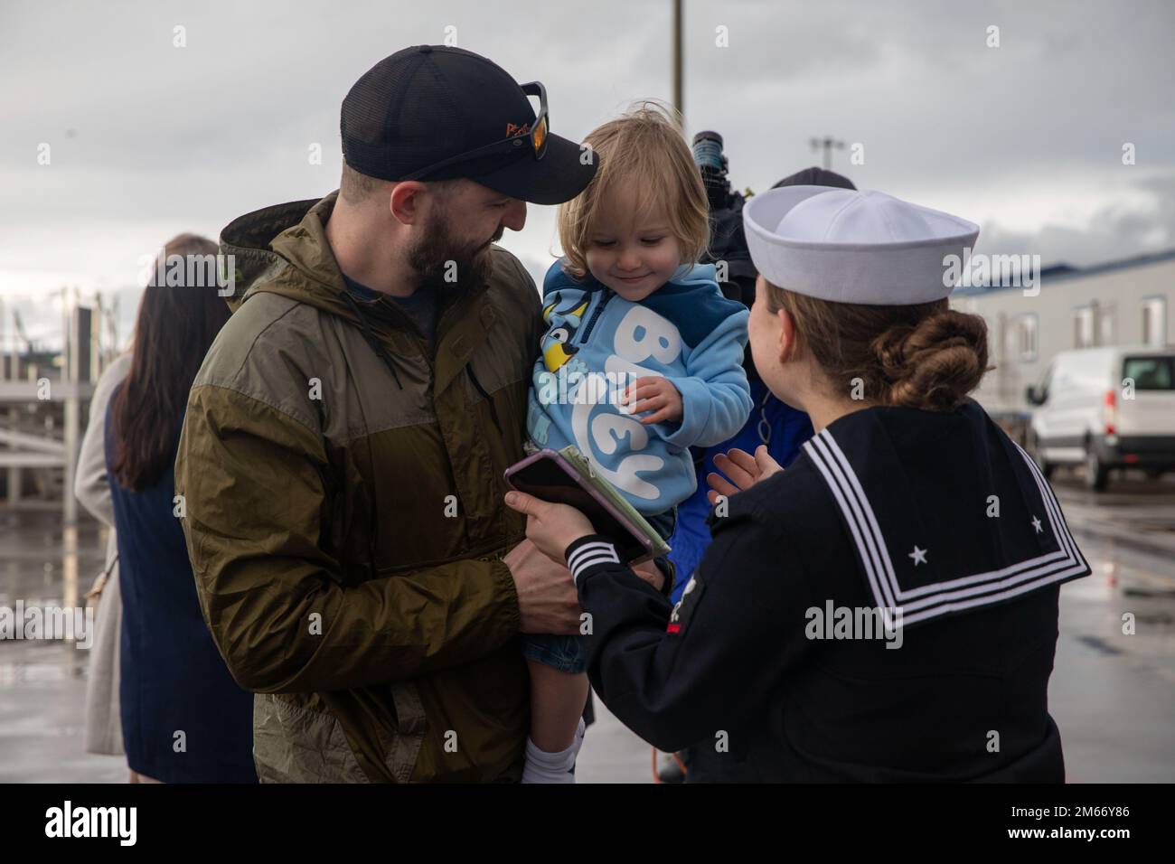 Un Sailor si riunisce con la sua famiglia dopo che il cacciatorpediniere missilistico guidato della classe Arleigh Burke USS McCampbell (DDG 85) è arrivato al suo nuovo homeport della Stazione Navale di Everett, Washington il 8 aprile 2022. Prima della delocalizzazione, la nave ha subito un lungo periodo di modernizzazione del deposito a Portland, Oregon, che ha avuto una durata superiore a 18 mesi. La modernizzazione includeva miglioramenti allo scafo, ai sistemi meccanici, alla tecnologia elettrica, alle comunicazioni wireless e agli aggiornamenti delle armi. Questa manutenzione ordinaria garantisce che la nave possa continuare ad essere in grado di svolgere le proprie funzioni per tutta la durata prevista. Foto Stock