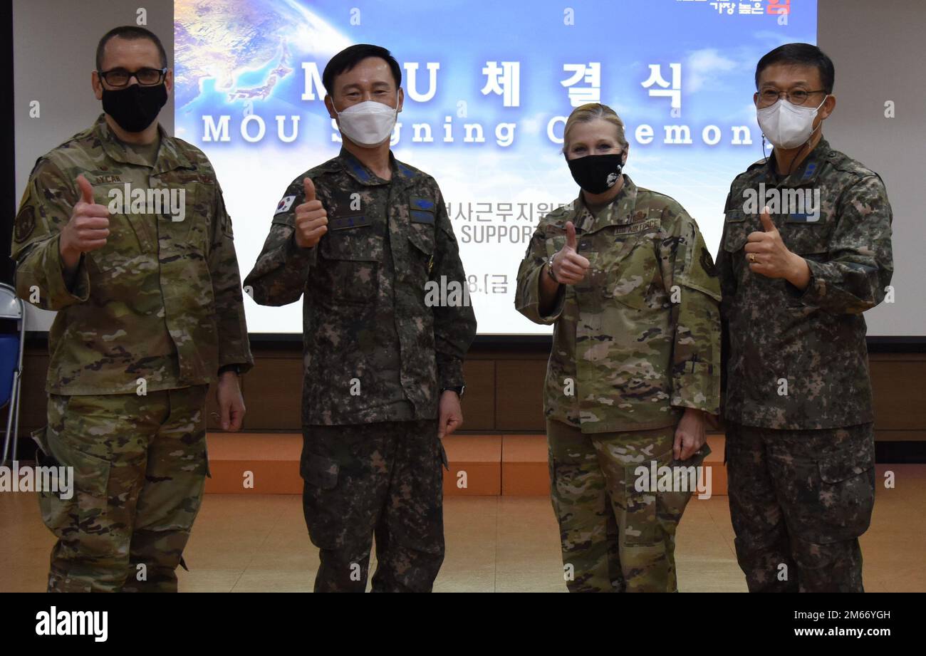 Ltcol. David Lycan, comandante dello Squadrone delle forze di sicurezza 51st (a sinistra), col. Soon Tae Kim, Repubblica di Corea (ROK), comandante del gruppo di servizio e supporto delle operazioni dell'aeronautica, col. E. Jonelle Eychner, comandante del gruppo di supporto della missione 51st e Ltcol. Chang Hyeon Hong, comandante della polizia militare dell'AFOC, posa per una foto dopo una cerimonia di Memorandum of Understanding sulla base aerea di Osan, ROK, 6 aprile 2022. Il nuovo MOU garantisce che gli MP ROKAF siano in grado di utilizzare il sistema di identificazione biometrica (DBIDS) di difesa, supportando gli Stati Uniti Forza la Corea guida per gli impianti bilaterali nella penisola. Foto Stock