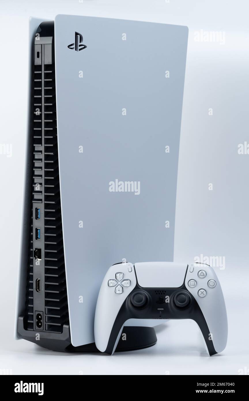 New york, USA - 28 dicembre 2022: Sony playstation 5 con joystick su sfondo bianco Foto Stock