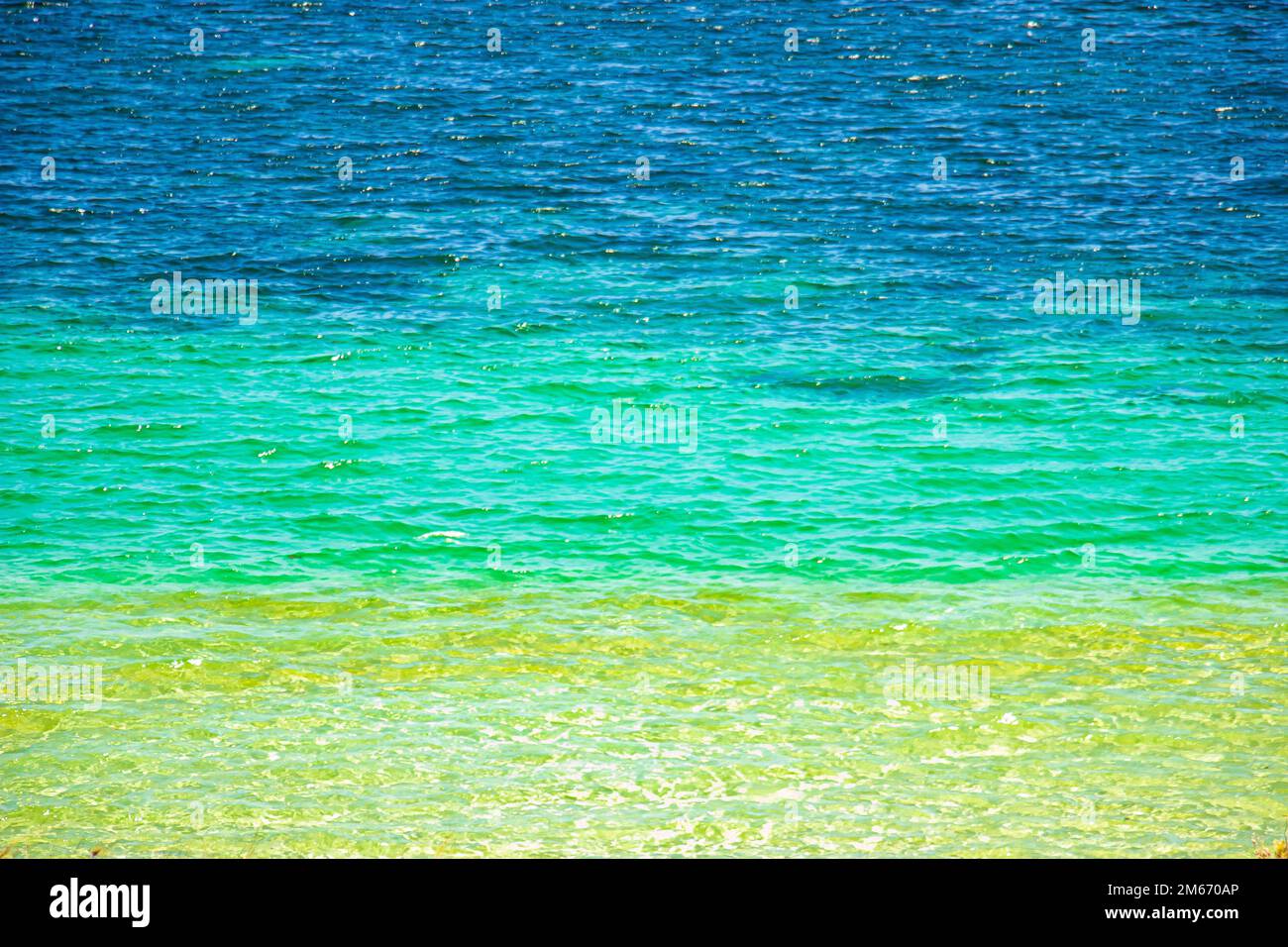 Tre diversi colori dell'acqua di mare indicano la diversa profondità e profondità della costa a Coral Bay, Australia Occidentale, Australia. Foto Stock