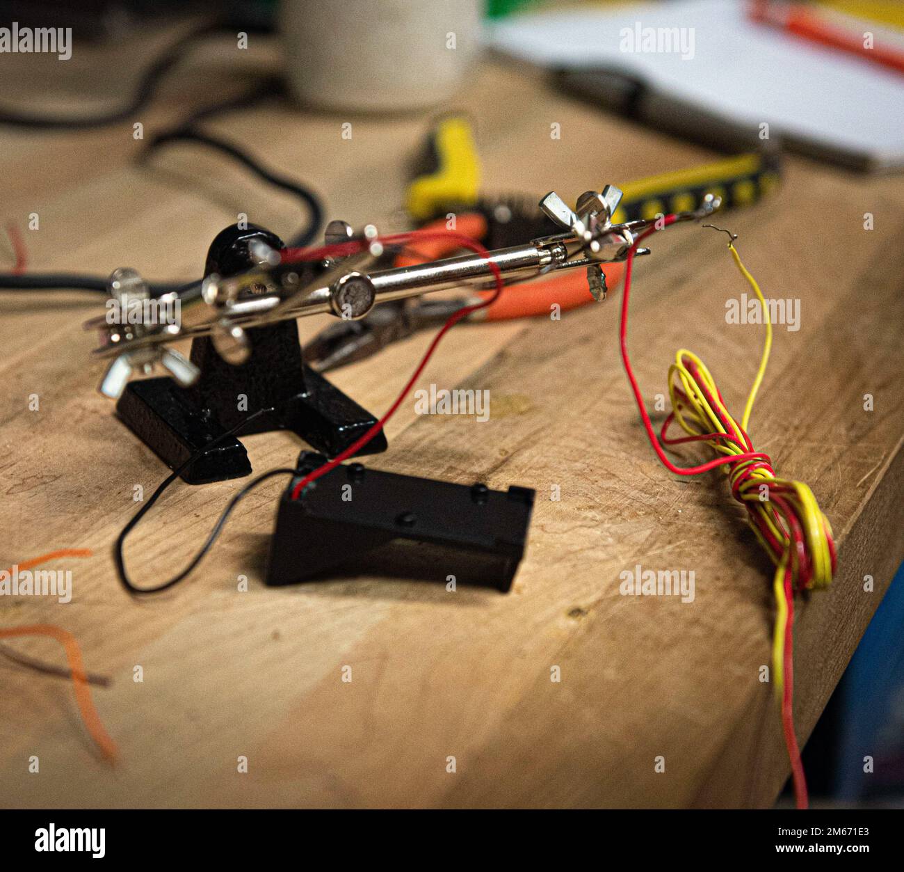 Senior Airman Joseph Plato, 4th ingegnere civile Squadron tecnico di smaltimento di ordigni esplosivi, costruisce un dispositivo esplosivo simulato improvvisato alla base aerea di Seymour Johnson, North Carolina, 8 aprile 2022. EOD Airmen effettua ricognizione per materiale esplosivo per identificare e valutare le condizioni di ordine per consigliare i comandanti sulle procedure di sicurezza. Foto Stock