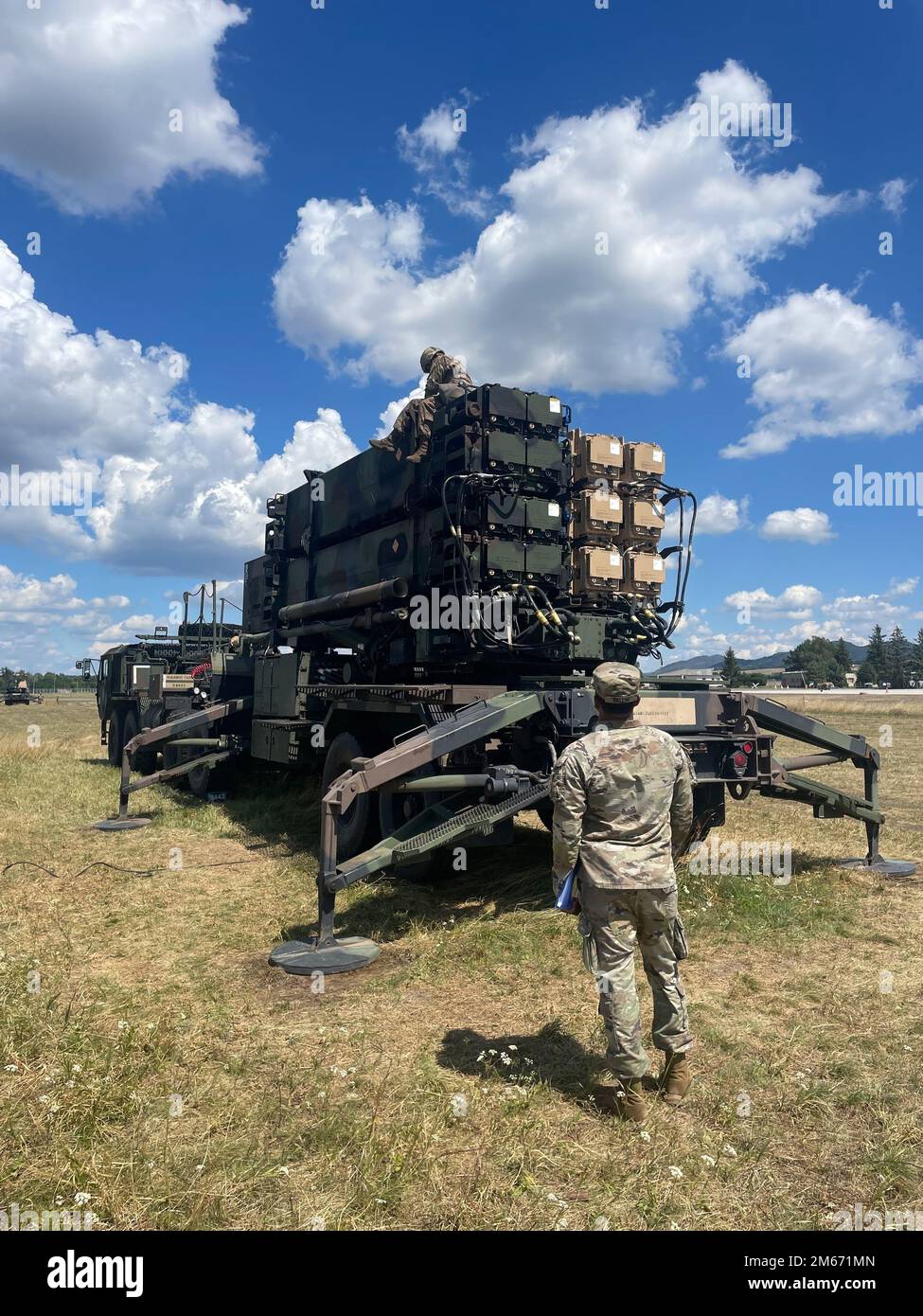 Bravo batteria del 5th Battaglione, 7th Air Defense Artillery Regiment eseguire 'Prepare for Movement and Emplacement' come parte della loro 'Tabella VIII' valutazioni come batteria missilistica Patriot il 4 agosto 2022, in Slovacchia. Bravo Battery viene dispiegato in Slovacchia come parte di una missione NATO per rassicurare i nostri alleati, dissuadere qualsiasi aggressione e difendere ogni centimetro di territorio NATO, compresi i cieli. Foto Stock