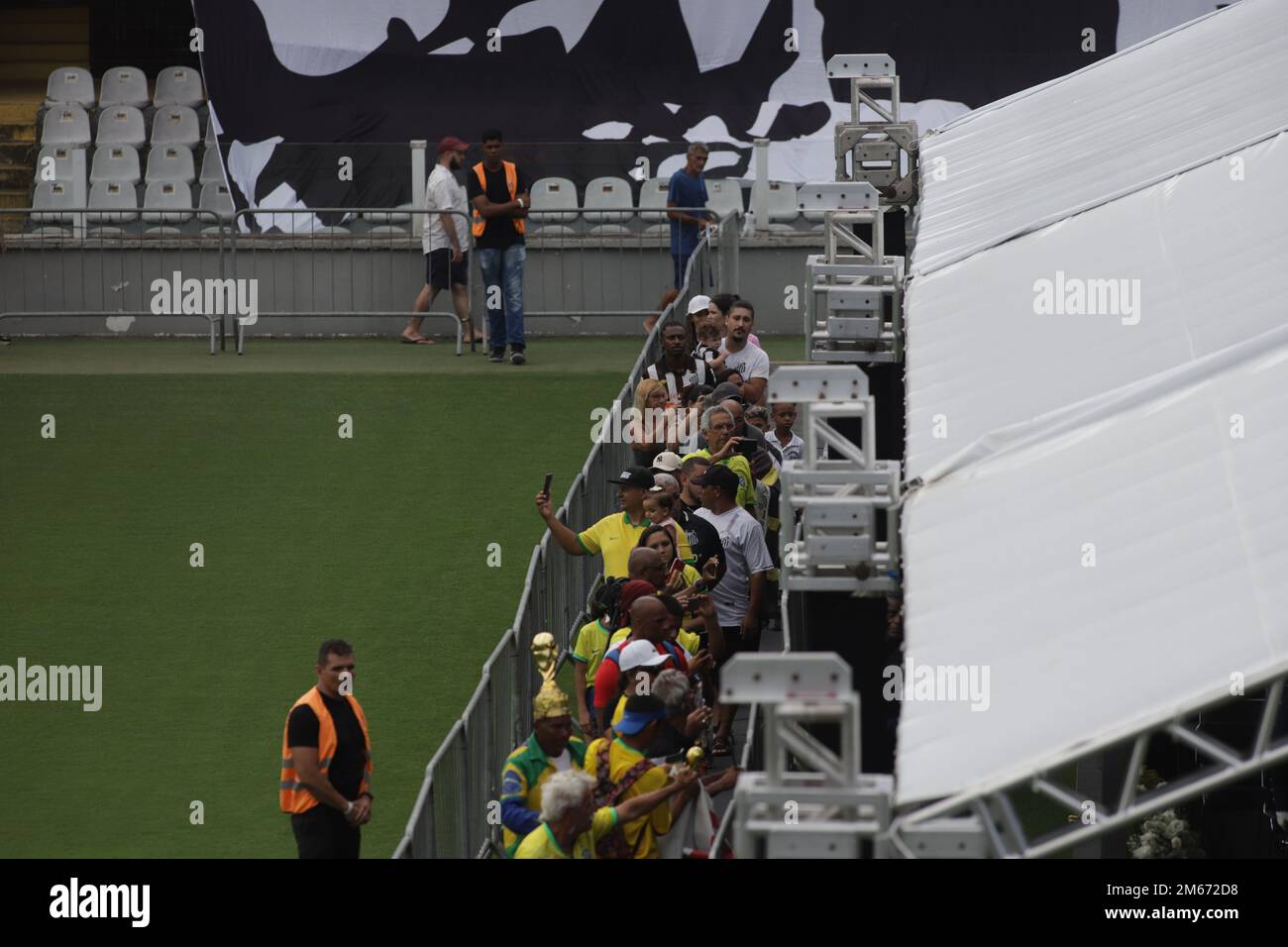 Santos, Brasile. 2nd Jan, 2023. I pianisti si accaniscono a pagare il loro rispetto per la leggenda del calcio brasiliano Pele durante i suoi funerali allo stadio Vila Belmiro, a Santos, Brasile, il 2 gennaio 2023. Credit: Rahel Patrasso/Xinhua/Alamy Live News Foto Stock
