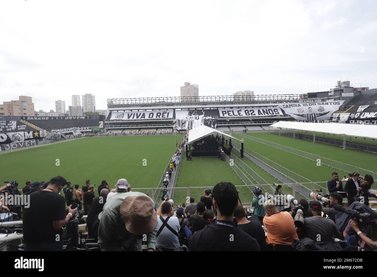 Santos. 2nd Jan, 2023. Foto scattata il 2 gennaio 2023, mostra una vista generale dei funerali della leggenda del calcio brasiliana Pele allo stadio Vila Belmiro, a Santos, Brasile. Credit: Rahel Patrasso/Xinhua/Alamy Live News Foto Stock