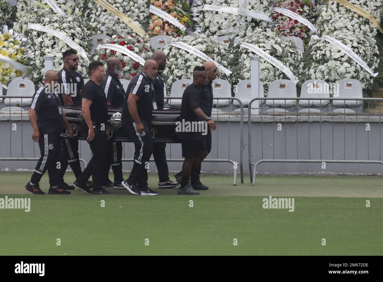 Santos, Brasile. 2nd Jan, 2023. I pallandieri trasportano la scrigno della leggenda brasiliana del calcio Pele allo stadio Vila Belmiro, a Santos, Brasile, il 2 gennaio 2023. Credit: Rahel Patrasso/Xinhua/Alamy Live News Foto Stock