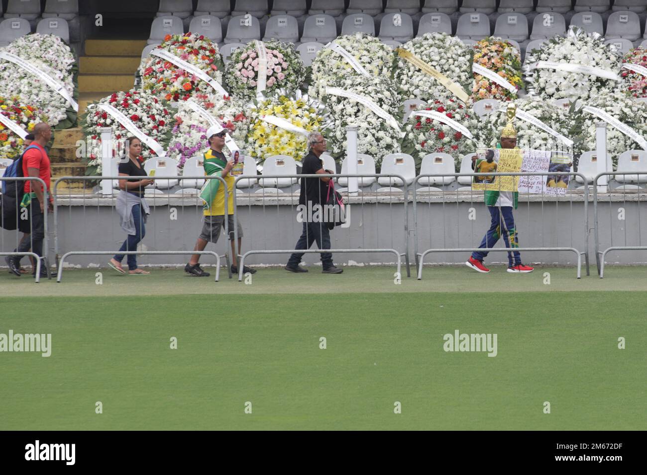 Santos, Brasile. 2nd Jan, 2023. I pianisti si accaniscono a pagare il loro rispetto per la leggenda del calcio brasiliano Pele durante i suoi funerali allo stadio Vila Belmiro, a Santos, Brasile, il 2 gennaio 2023. Credit: Rahel Patrasso/Xinhua/Alamy Live News Foto Stock
