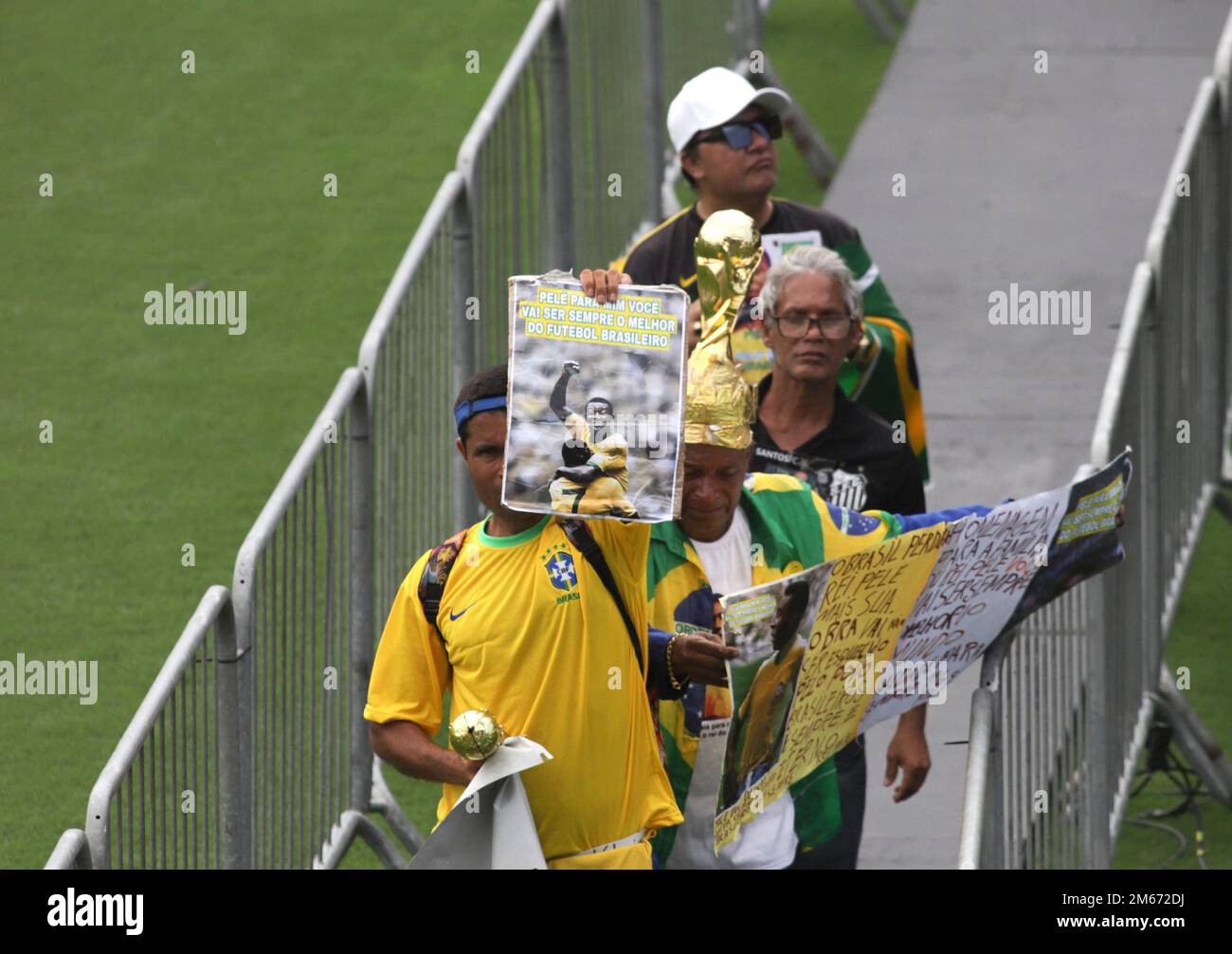Santos, Brasile. 2nd Jan, 2023. I pianisti si accaniscono a pagare il loro rispetto per la leggenda del calcio brasiliano Pele durante i suoi funerali allo stadio Vila Belmiro, a Santos, Brasile, il 2 gennaio 2023. Credit: Rahel Patrasso/Xinhua/Alamy Live News Foto Stock