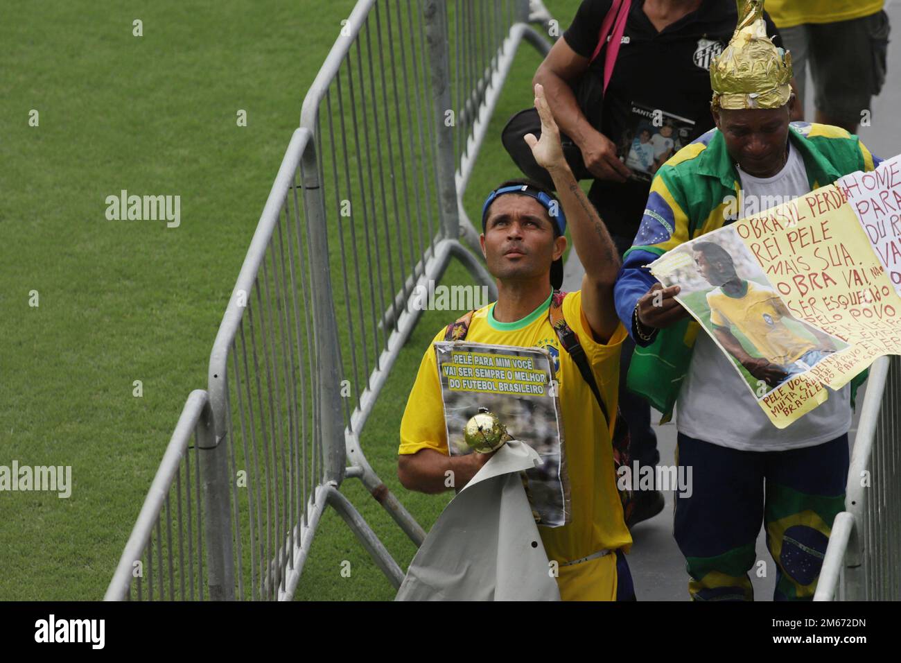 Santos, Brasile. 2nd Jan, 2023. I pianisti si accaniscono a pagare il loro rispetto per la leggenda del calcio brasiliano Pele durante i suoi funerali allo stadio Vila Belmiro, a Santos, Brasile, il 2 gennaio 2023. Credit: Rahel Patrasso/Xinhua/Alamy Live News Foto Stock