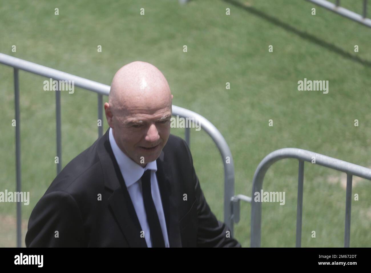 Santos, Brasile. 2nd Jan, 2023. Il presidente della FIFA Gianni Infantino arriva per i funerali della leggenda del calcio brasiliana Pele allo stadio Vila Belmiro, a Santos, Brasile, il 2 gennaio 2023. Credit: Rahel Patrasso/Xinhua/Alamy Live News Foto Stock