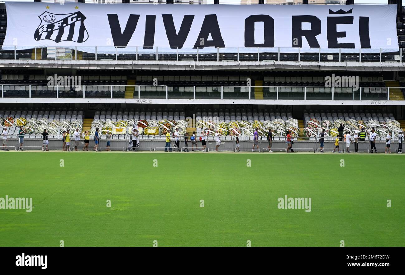 Santos, Brasile. 2nd Jan, 2023. I pianisti si accaniscono a pagare il loro rispetto per la leggenda del calcio brasiliano Pele durante i suoi funerali allo stadio Vila Belmiro, a Santos, Brasile, il 2 gennaio 2023. Credit: Notizie dal vivo su Chen Haoquan/Xinhua/Alamy Foto Stock