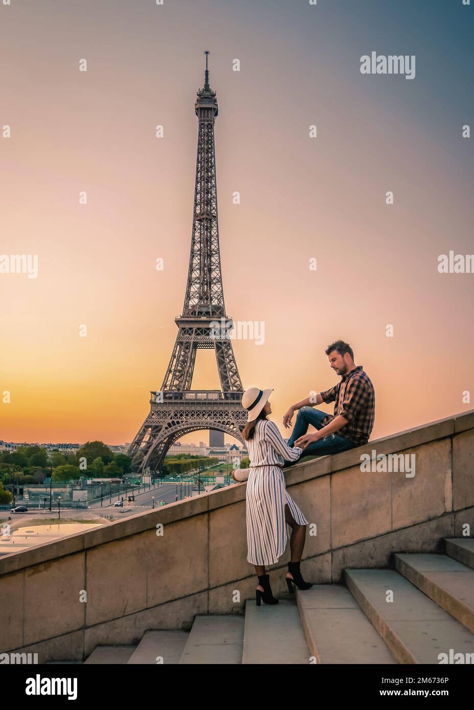 Coppia uomini e donne luna di miele sulla torre Eiffel Parigi Francia, coppia uomini e donne viaggio in città a Parigi durante l'estate all'alba Foto Stock