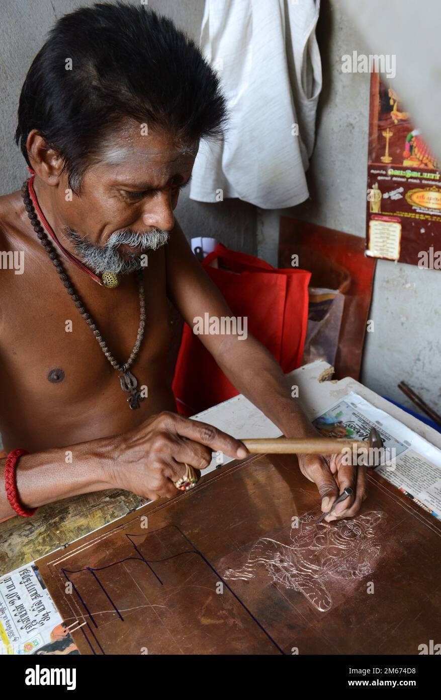 Un artigiano che lavora nel suo laboratorio nei terreni del Tempio di Meenakshi Amman a Madurai, Tamil Nadu, India. Foto Stock