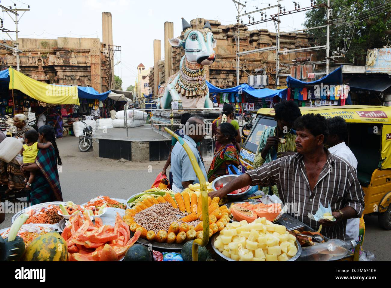 Nandi (toro di Shiva) statua in una rotonda nella città vecchia di Madurai, Tamil Nadu, India. Foto Stock