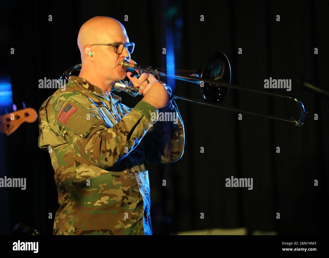 STATI UNITI Guy Terry, un trombonista della Army Band del 380th, si esibisce in quella battaglia del concorso di band alla Joint base McGuire-Dix-Lakehurst, New Jersey, 9 aprile 2022. Terry e la 380th Army Band hanno suonato generi musicali, tra cui jazz e show muses. Foto Stock