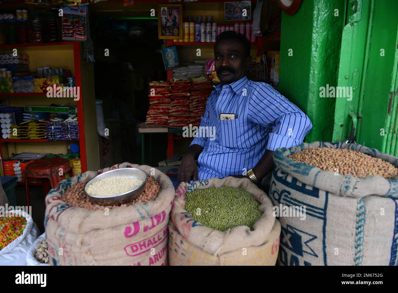 Un piccolo negozio di alimentari che vende fagioli e legumi. Madurai, Tamil Nadu, India. Foto Stock
